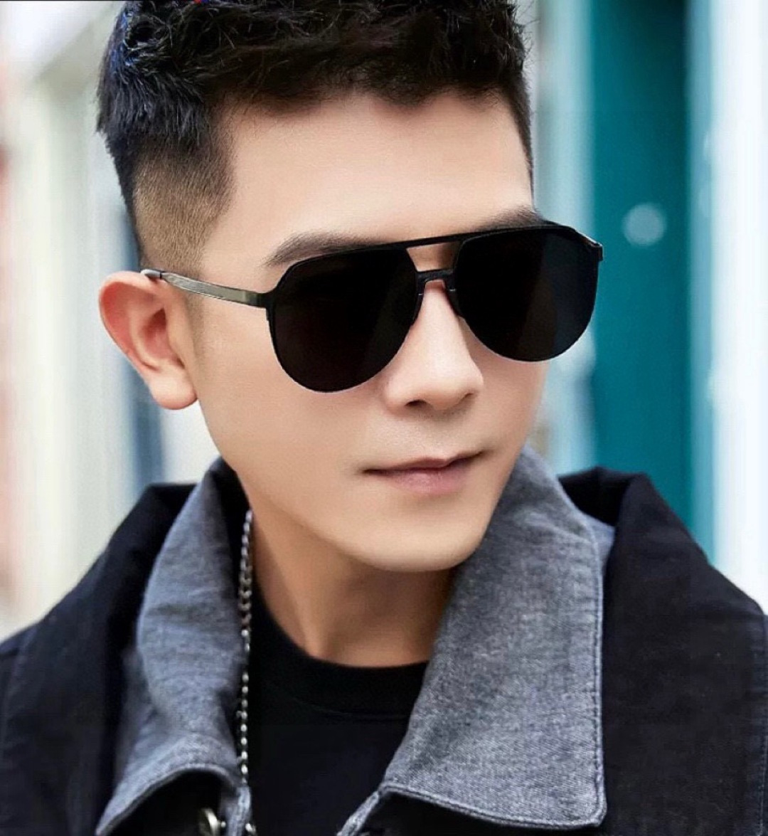 GUCC* 2025新款男女情侣款太阳iP电镀永不褪色 卖点：超轻超有弹性整幅眼镜无螺丝重要的是压不坏、