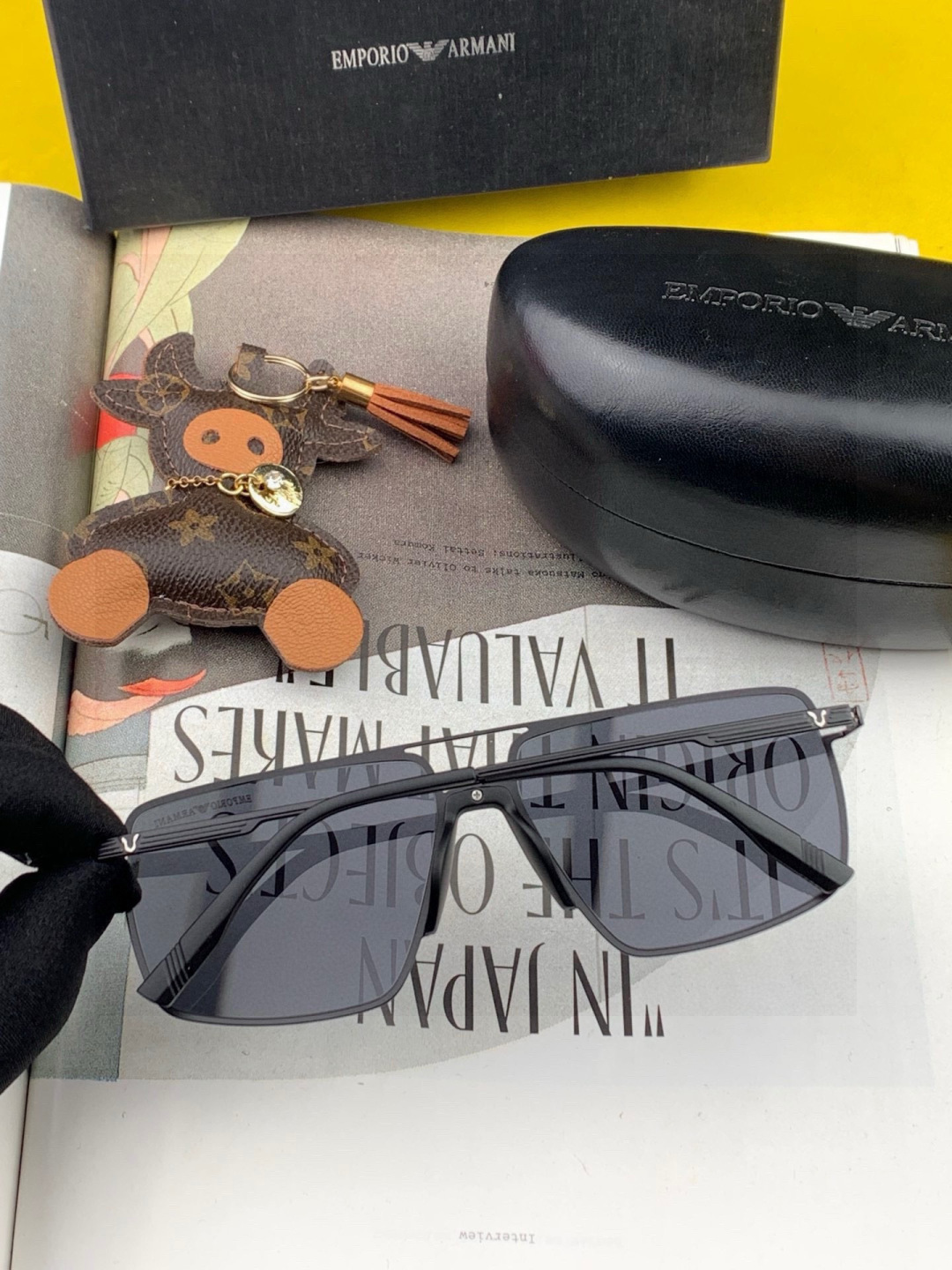 阿玛尼男款炫彩飞行员偏光太阳镜 ❤️材质：高清尼龙加厚卡槽高清偏光镜片 🌹无边框镜架💕颜👍型号：A823