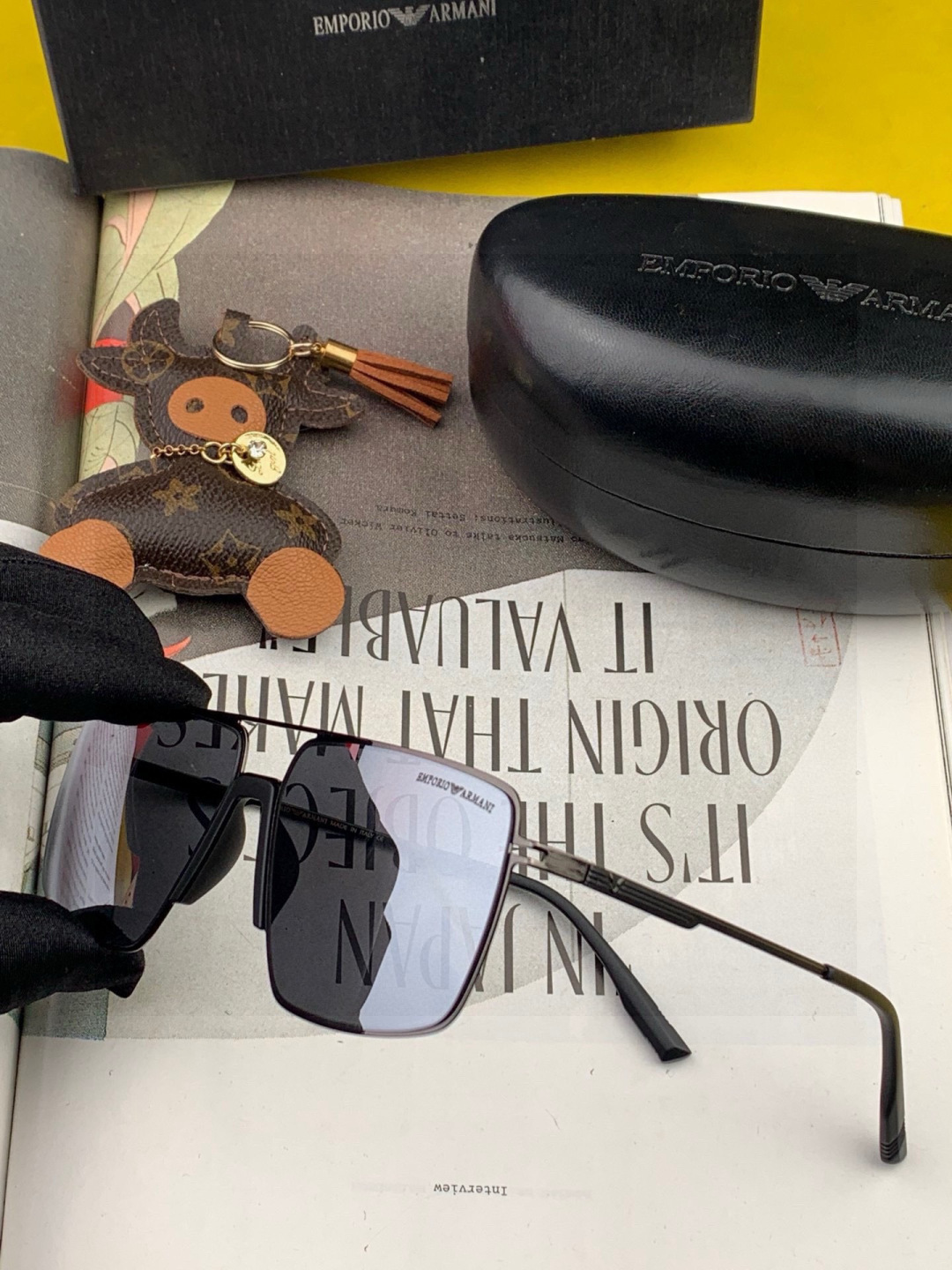 阿玛尼男款炫彩飞行员偏光太阳镜 ❤️材质：高清尼龙加厚卡槽高清偏光镜片 🌹无边框镜架💕颜👍型号：A823