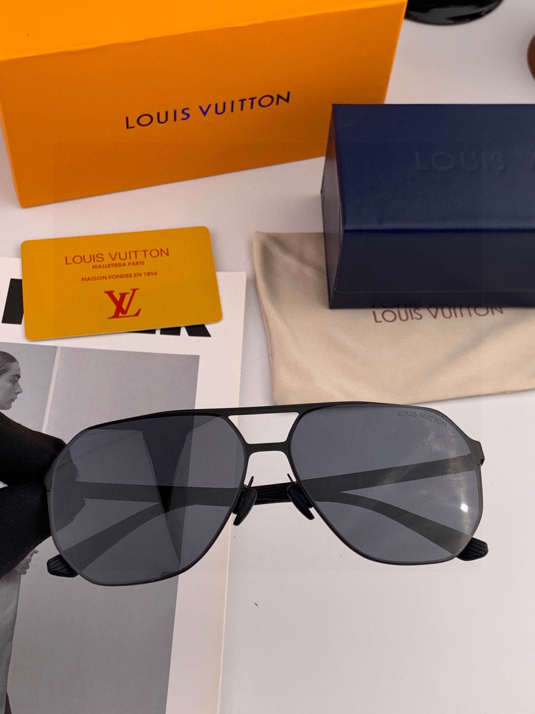 LV 男款炫彩飞行员偏光太阳镜 ❤️材质：高清尼龙加厚卡槽高清偏光镜片 🌹无边框镜架💕颜👍型号：L622