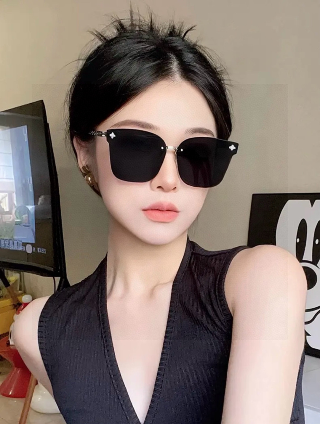 lv大框太阳镜墨镜经典的方框设计，不挑脸型，无论搭配大衣还是连衣裙都非常显气质尼龙镜片预防紫外线 型号：