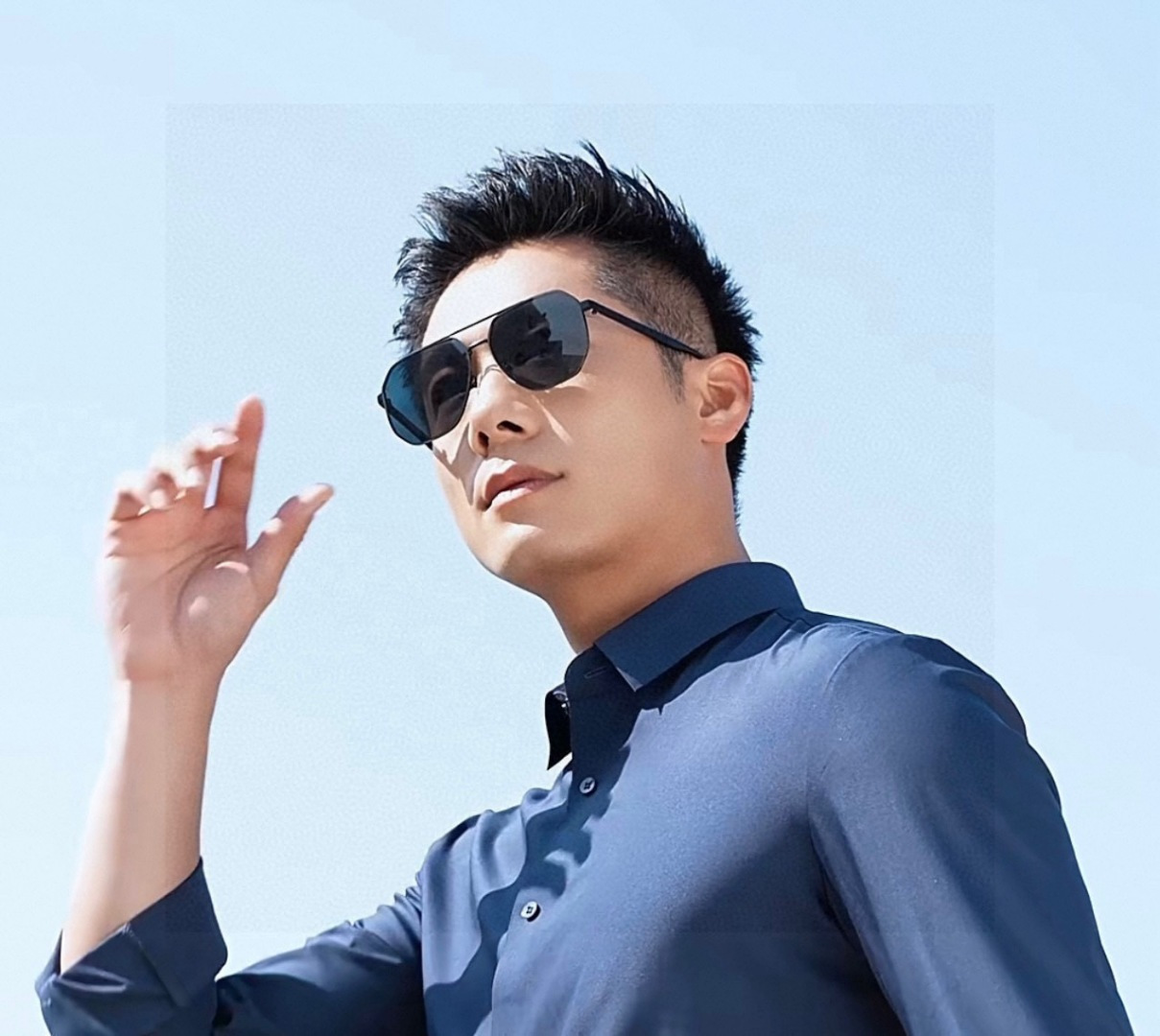 LV 男款炫彩飞行员偏光太阳镜 ❤️材质：高清尼龙加厚卡槽高清偏光镜片 🌹无边框镜架💕颜👍型号：L889