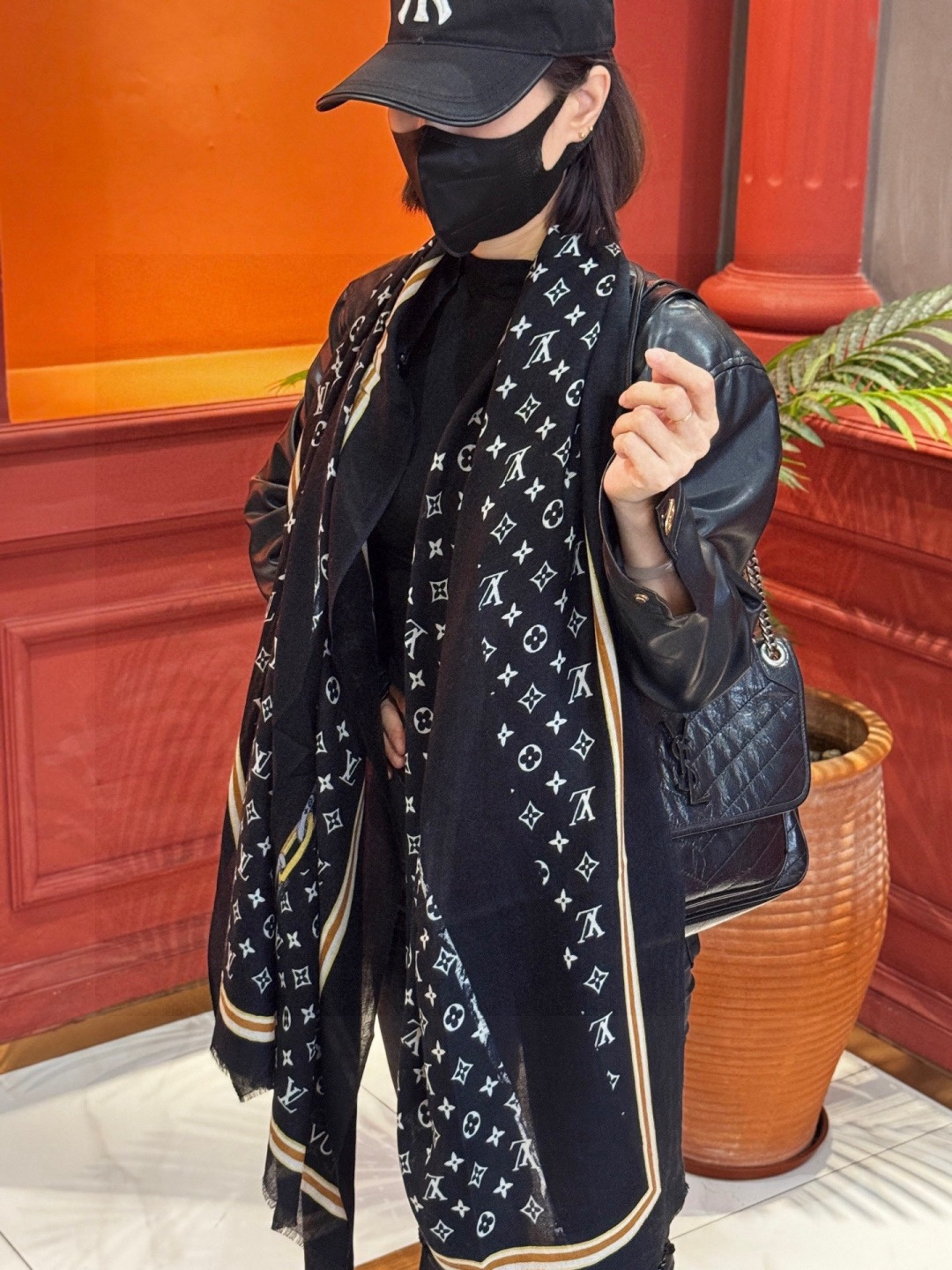 NO:642718,Fashionable and versatile!  LV’s new presbyopic scarf] A great item to enhance your temperament and taste!  !  A must-have for all seasons!  !  Really invincible and practical!  !  A rare cashmere scarf!  !  The fabric feels really good. After a simple try, you will know that it is what you want. It is easy to control, very fashionable and easy to match. It is very good-looking and has a tone. It can be matched with any top in autumn and winter, including T-shirts, shirts, down, vests, and windbreakers!  !  !  With it as a foil, your taste and temperament come out immediately. It is really a super practical scarf that doesn't care about your age or temperament at all!  Size specification 100*200cm cashmere long scarf high version scarf, high version scarf, louis vuitton, shirts, tees, t-shirt, down jacket19860909又时髦又百搭！LV新款老花长巾】提升气质和品味的好单品！！四季必备！！真的无敌实用！！Lv难得的羊绒长巾,！！面料手感真的很好,简单一试,就知道是自己想要的,轻松驾驭非常时髦好搭,特别好看,有调调,秋冬天跟什么上衣都能搭,T恤,衬衫,羽绒,马甲,风衣都能搭！！！有它的衬托,品味和气质立马就出来了,真的是超级实用的一款围巾,完全不挑年龄气质！尺寸规格100*200cm羊绒长巾高版本围巾,高版本围巾,louis vuitton,shirts,tees，t-shirt,down jacket,scarf