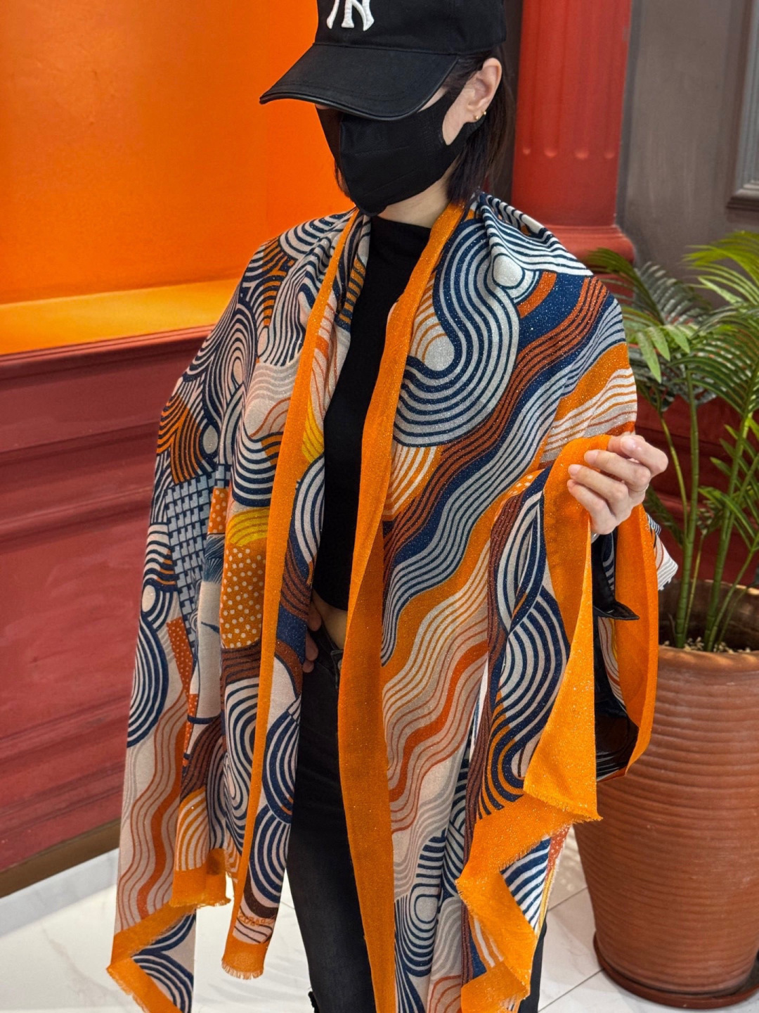 NO:642749,New scarf that will shine. New customer silver silk + cashmere fabric long scarf. So beautiful [crying] H family [horse draped long scarf] is on sale at the royal palace level new counter. Pure cashmere silver silk unique design style with classic horse pattern print. Extremely beautiful. Really. The upper body is extremely luxurious and high-end. Rare ~ little expensive ~ you can decide if it looks good or not. Size 110x200cm large long scarf, top pure cashmere high version scarf, high version scarf19860909上新 会发光发亮的围巾 新款客银丝+羊绒面料长巾 美翻了[流泪]H家【骏马披挂长巾】御用殿堂级别新款专柜在售 纯羊绒银丝独特设计风格加上富有经典马图案印花 美丽至极 真的 上身极为奢华上档次 稀有～小贵～好看不好看自己看吧 尺寸110x200cm 大长巾,顶级纯羊绒高版本围巾,高版本围巾,scarf