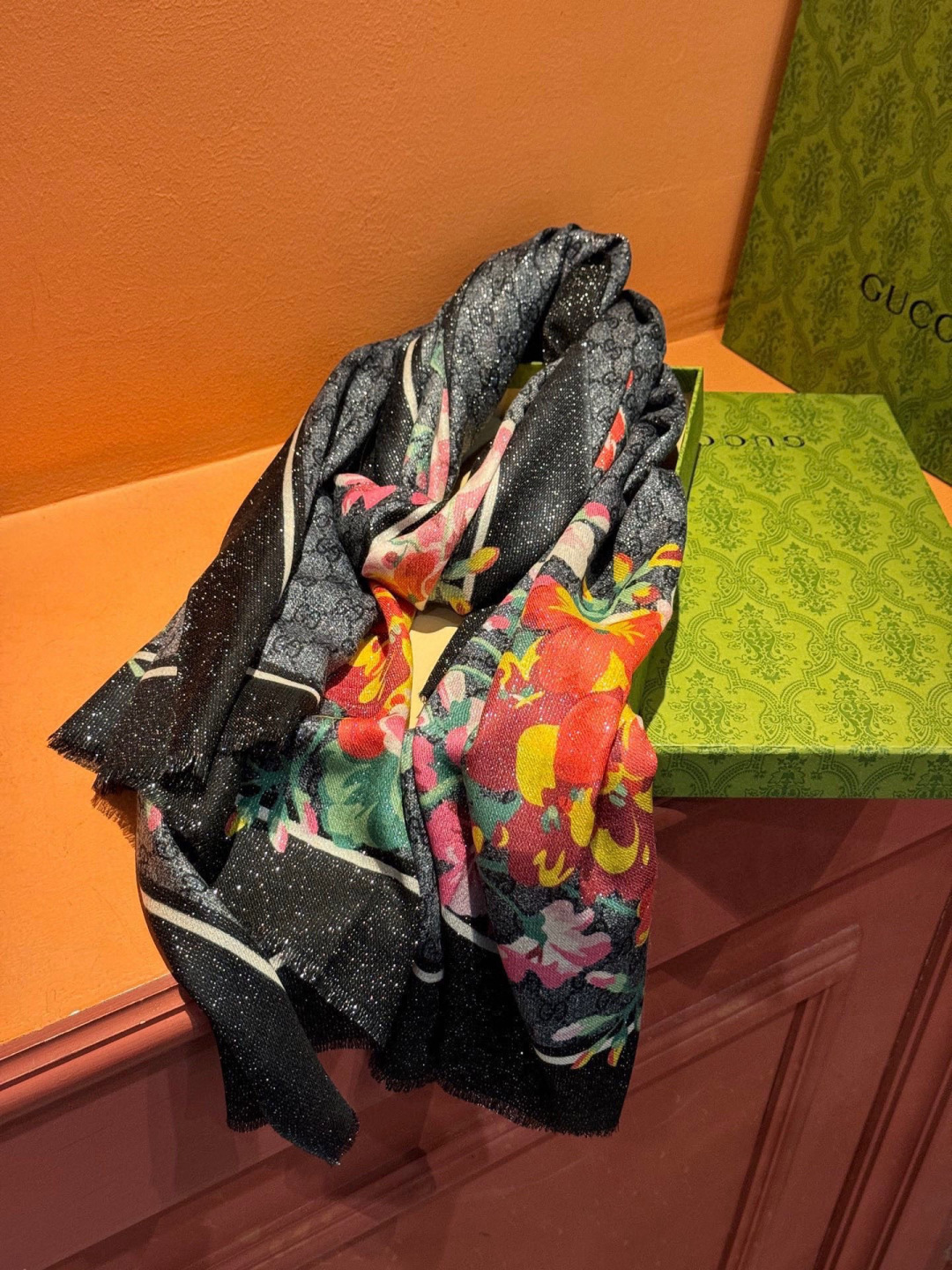 Gucci花卉羊绒围巾~超级抬气色！高级女人味！】羊绒围巾也能这么美！！！Gucci这款双面花卉羊绒围巾