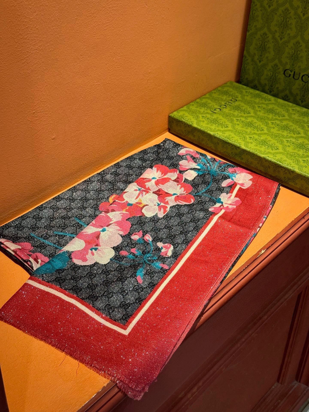 Gucci花卉羊绒围巾~超级抬气色！高级女人味！】羊绒围巾也能这么美！！！Gucci这款双面花卉羊绒围巾