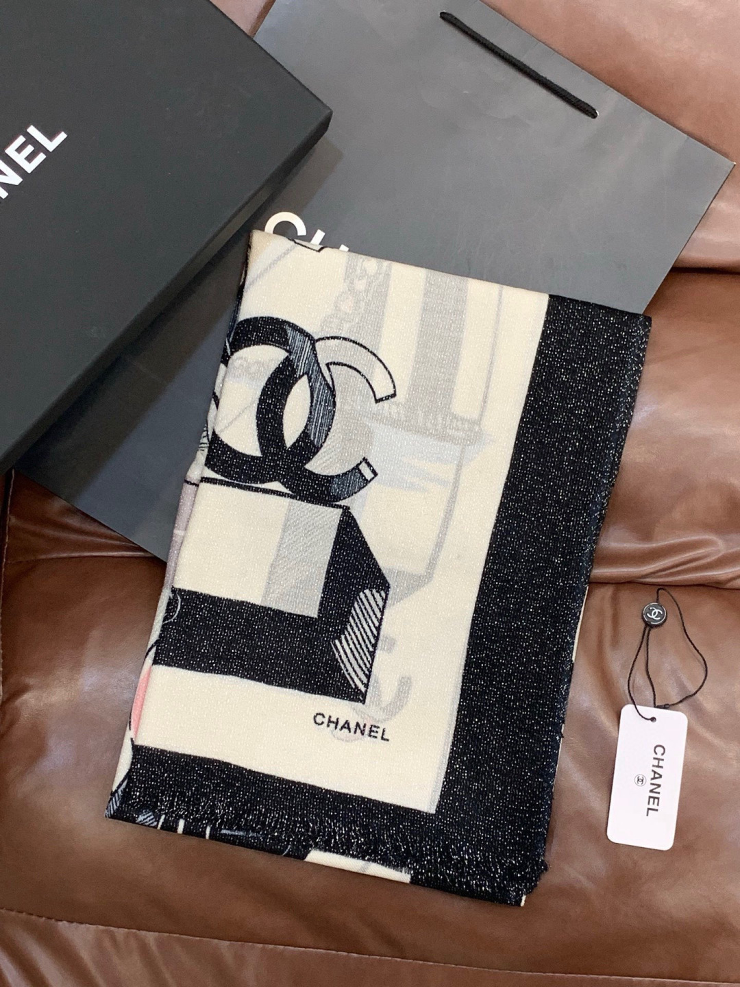 会发光发亮的围巾💟香奶奶专柜上新客供羊绒长巾👑👑 卖的超爆的，亮晶晶✨的银丝上身才会知道她的美，洋气、大