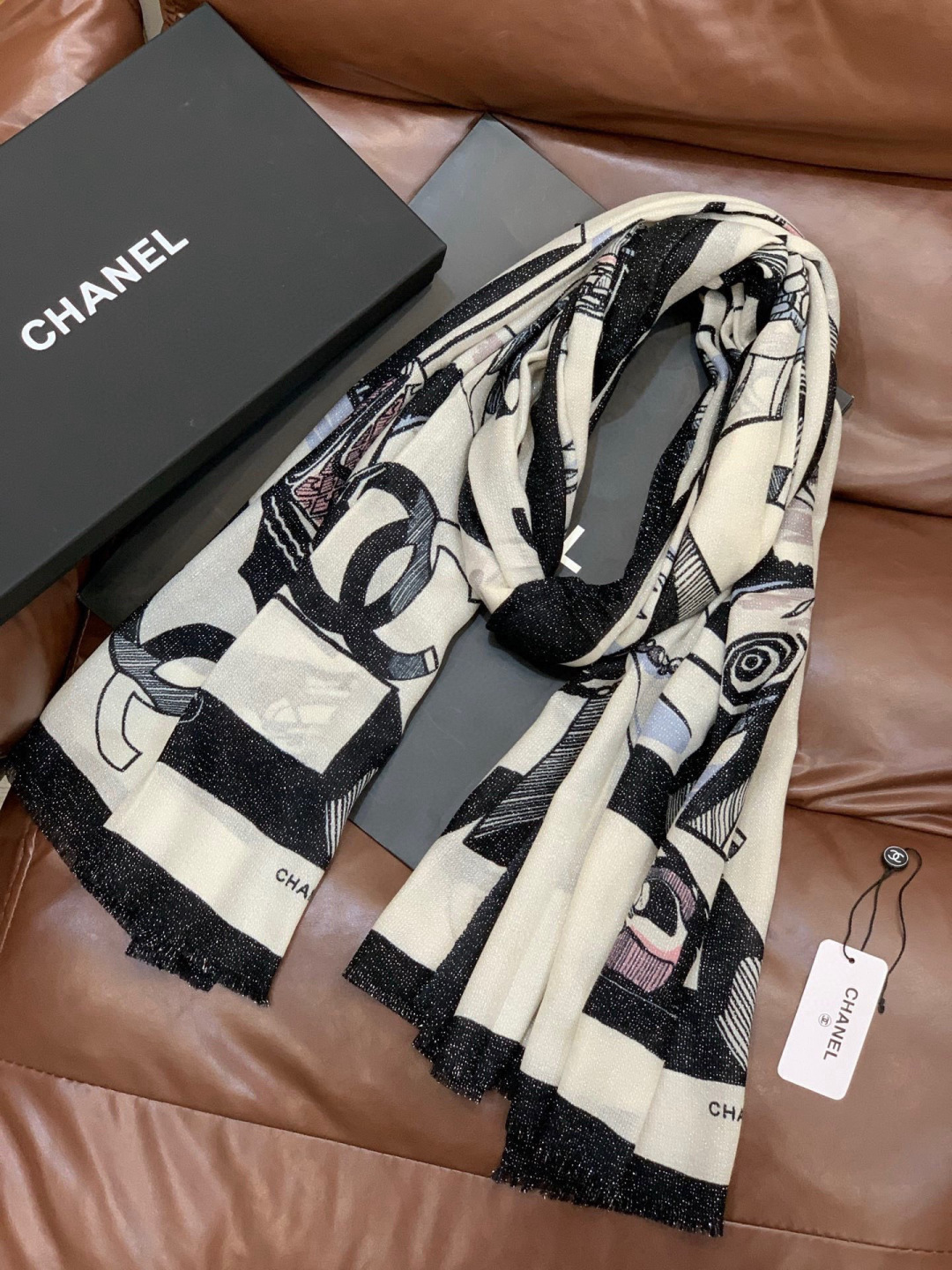 会发光发亮的围巾💟香奶奶专柜上新客供羊绒长巾👑👑 卖的超爆的，亮晶晶✨的银丝上身才会知道她的美，洋气、大