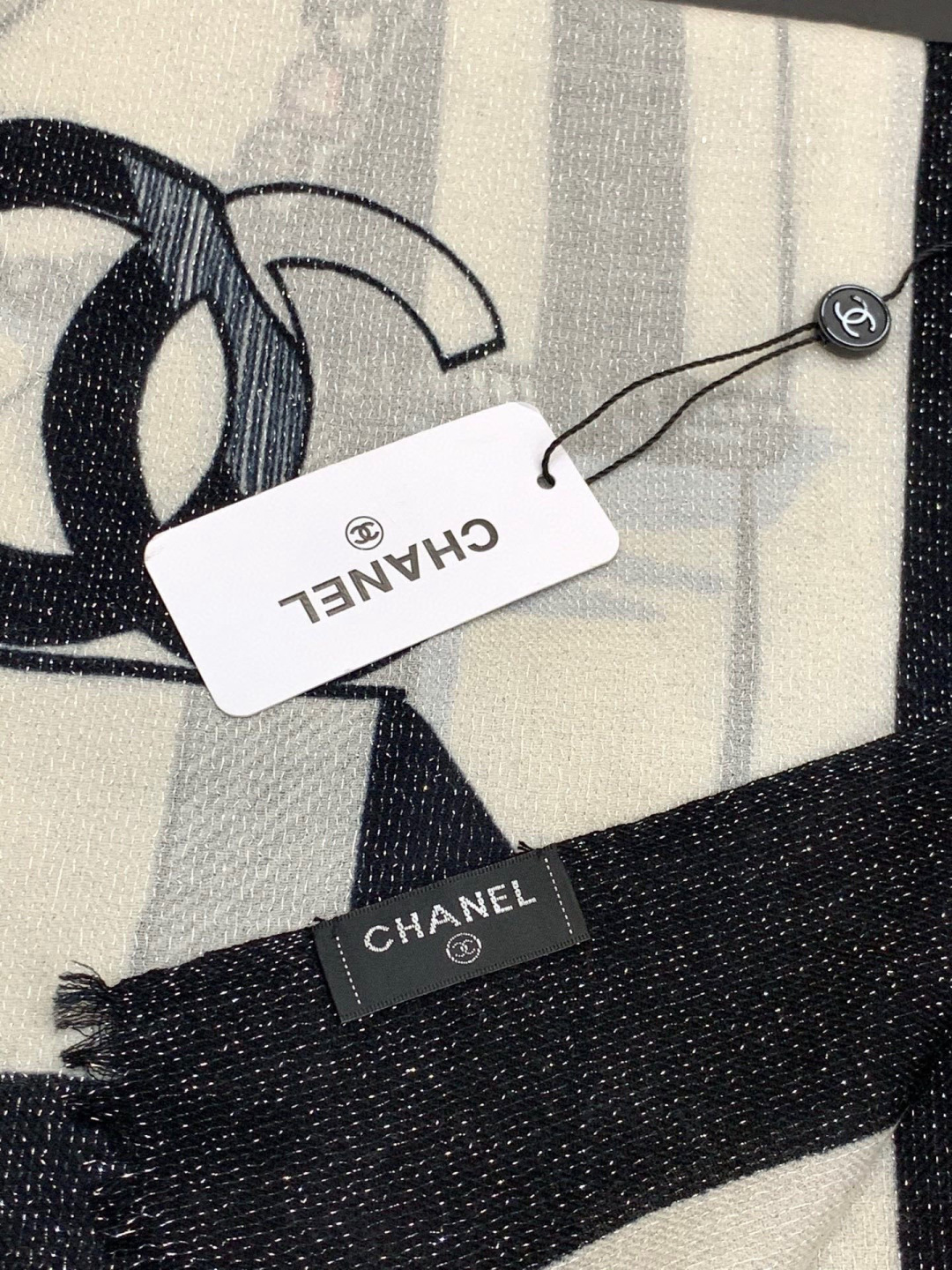 会发光发亮的围巾💟香奶奶专柜上新客供羊绒长巾👑👑 卖的超爆的，亮晶晶✨的银丝上身才会知道她的美，洋气、大