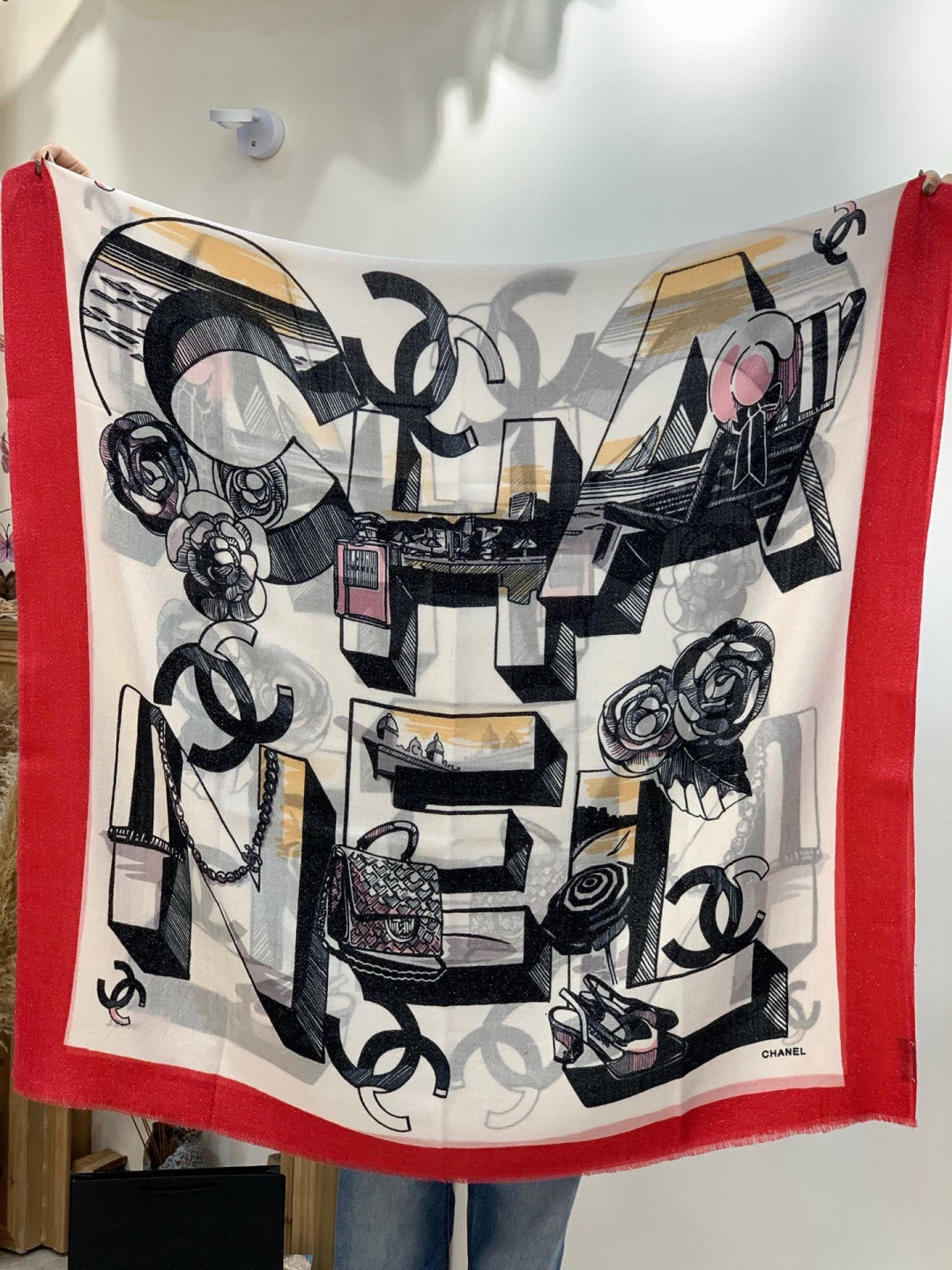 会发光发亮的围巾💟香奶奶专柜上新客供羊绒长巾👑👑 卖的超爆的，亮晶晶✨的银丝上身才会知道她的美，洋气、大