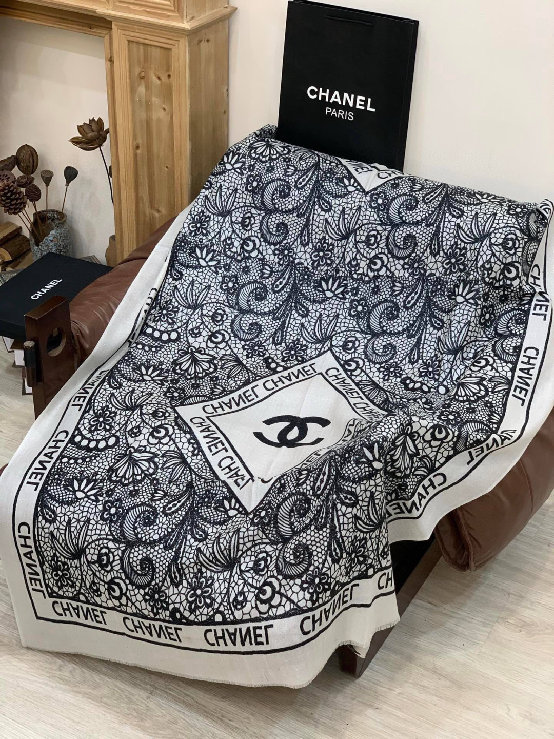 会发光发亮的围巾💟香奶奶专柜上新客供羊绒长巾👑👑 卖的超爆的，亮晶晶✨的银丝上身才会知道她的美，洋气、大