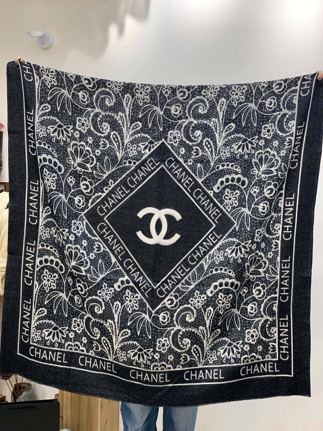 会发光发亮的围巾💟香奶奶专柜上新客供羊绒长巾👑👑 卖的超爆的，亮晶晶✨的银丝上身才会知道她的美，洋气、大