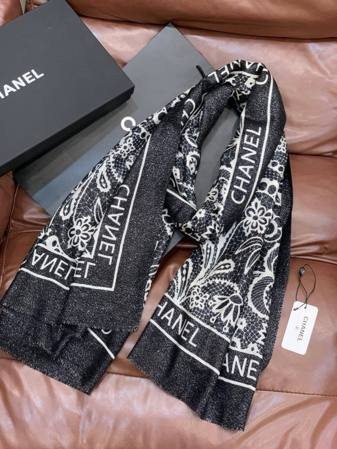 会发光发亮的围巾💟香奶奶专柜上新客供羊绒长巾👑👑 卖的超爆的，亮晶晶✨的银丝上身才会知道她的美，洋气、大