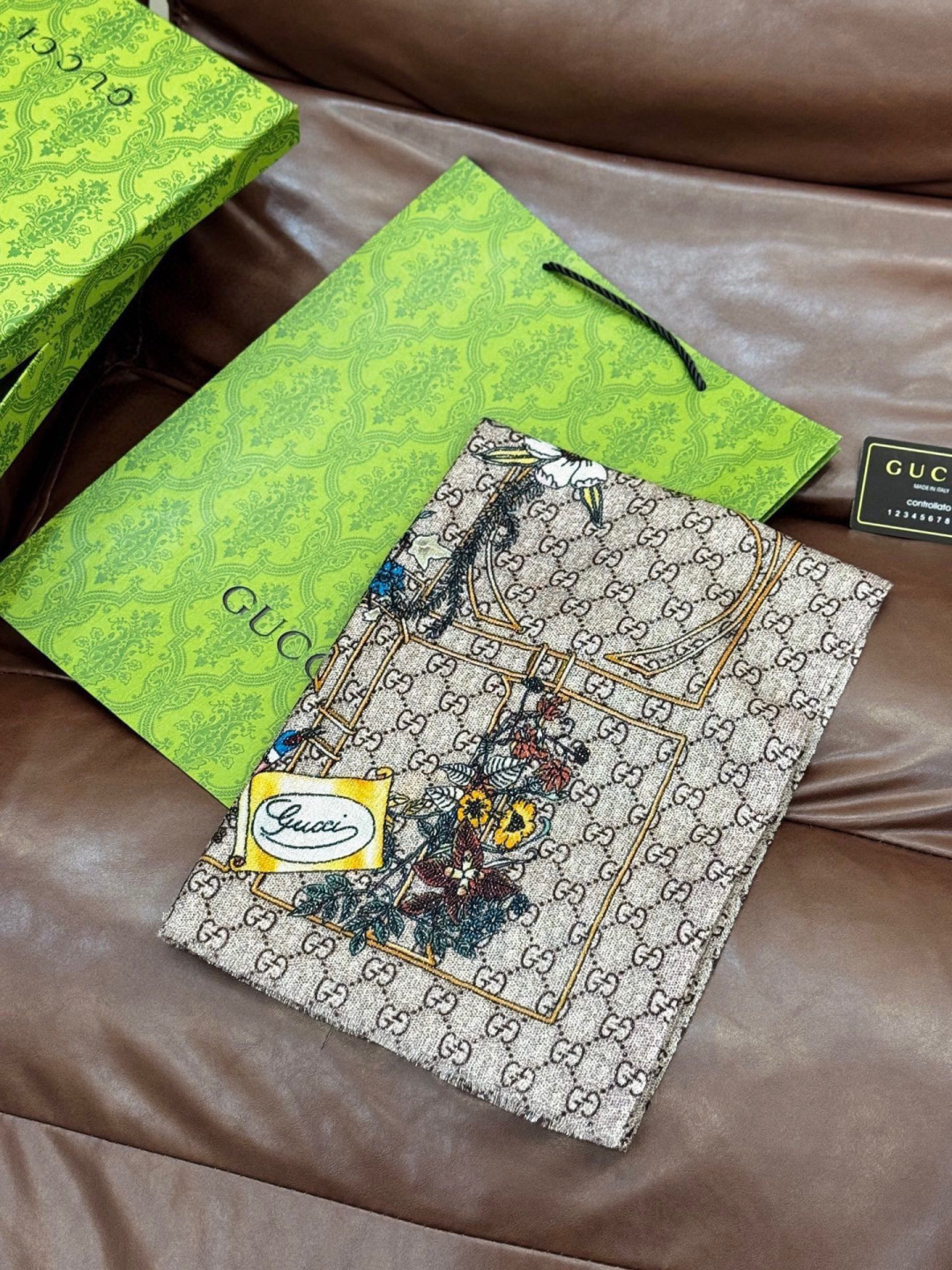 会发光发亮的围巾羊绒新款 🆕🆕🌈💫速度‼️下手一定要快‼️G家新款【GG字母花卉长巾】，高端 大爱 货极