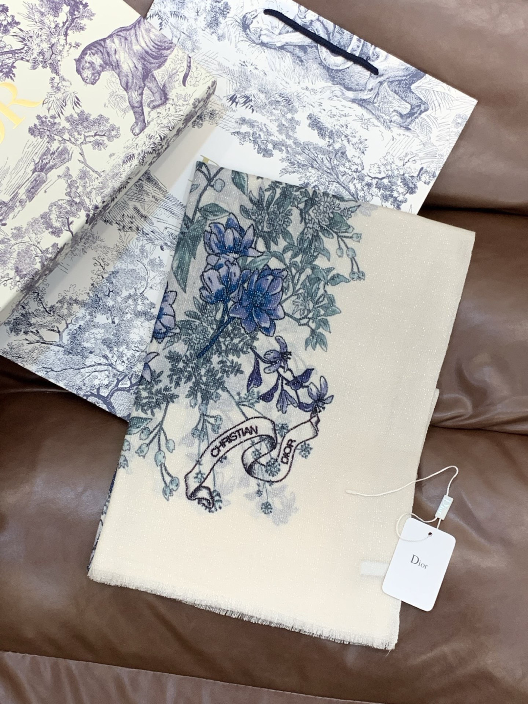 💟CHANEL香奈儿经典元素设计优雅大方，绕在颈间超级完美💋💋简直人间的尤物😍 专柜品质[玫瑰]长巾10