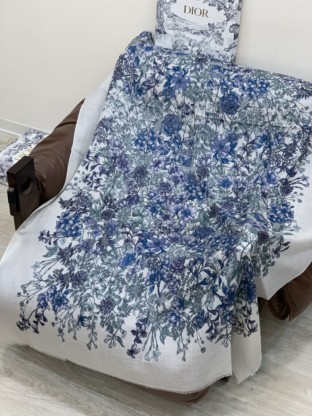 💟CHANEL香奈儿经典元素设计优雅大方，绕在颈间超级完美💋💋简直人间的尤物😍 专柜品质[玫瑰]长巾10