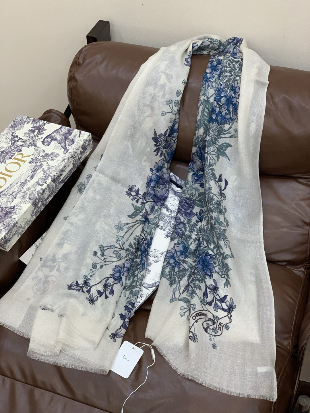 💟CHANEL香奈儿经典元素设计优雅大方，绕在颈间超级完美💋💋简直人间的尤物😍 专柜品质[玫瑰]长巾10