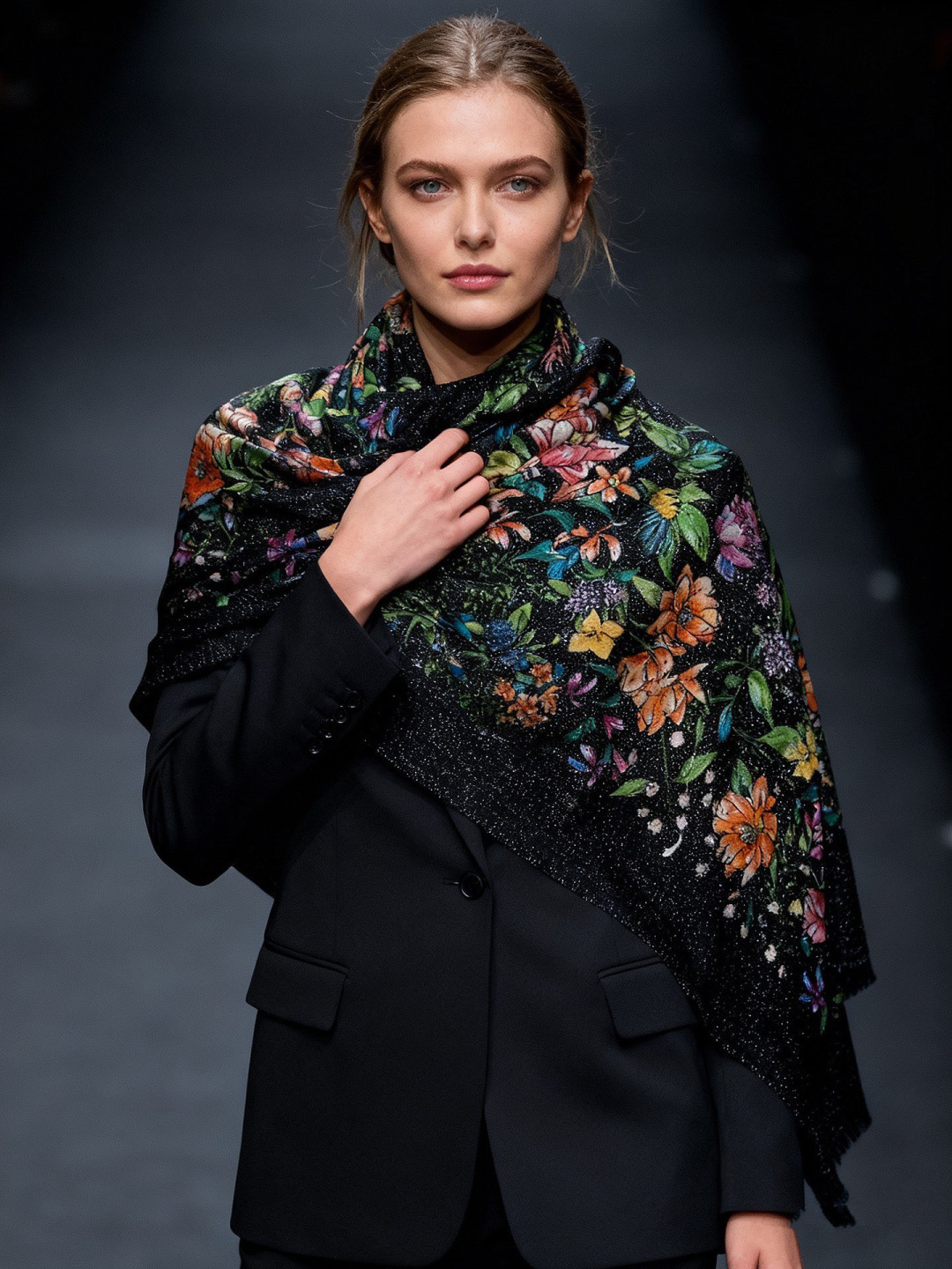 💟CHANEL香奈儿经典元素设计优雅大方，绕在颈间超级完美💋💋简直人间的尤物😍 专柜品质[玫瑰]长巾10