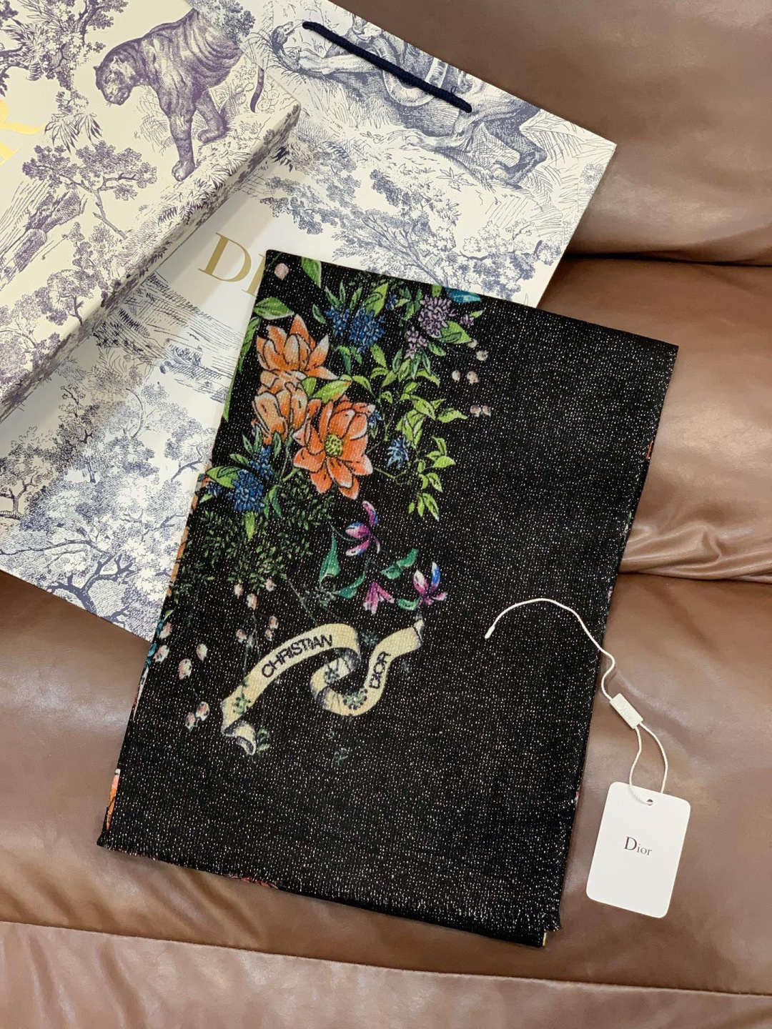 💟CHANEL香奈儿经典元素设计优雅大方，绕在颈间超级完美💋💋简直人间的尤物😍 专柜品质[玫瑰]长巾10