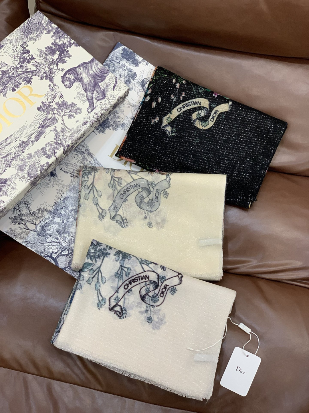 💟CHANEL香奈儿经典元素设计优雅大方，绕在颈间超级完美💋💋简直人间的尤物😍 专柜品质[玫瑰]长巾10