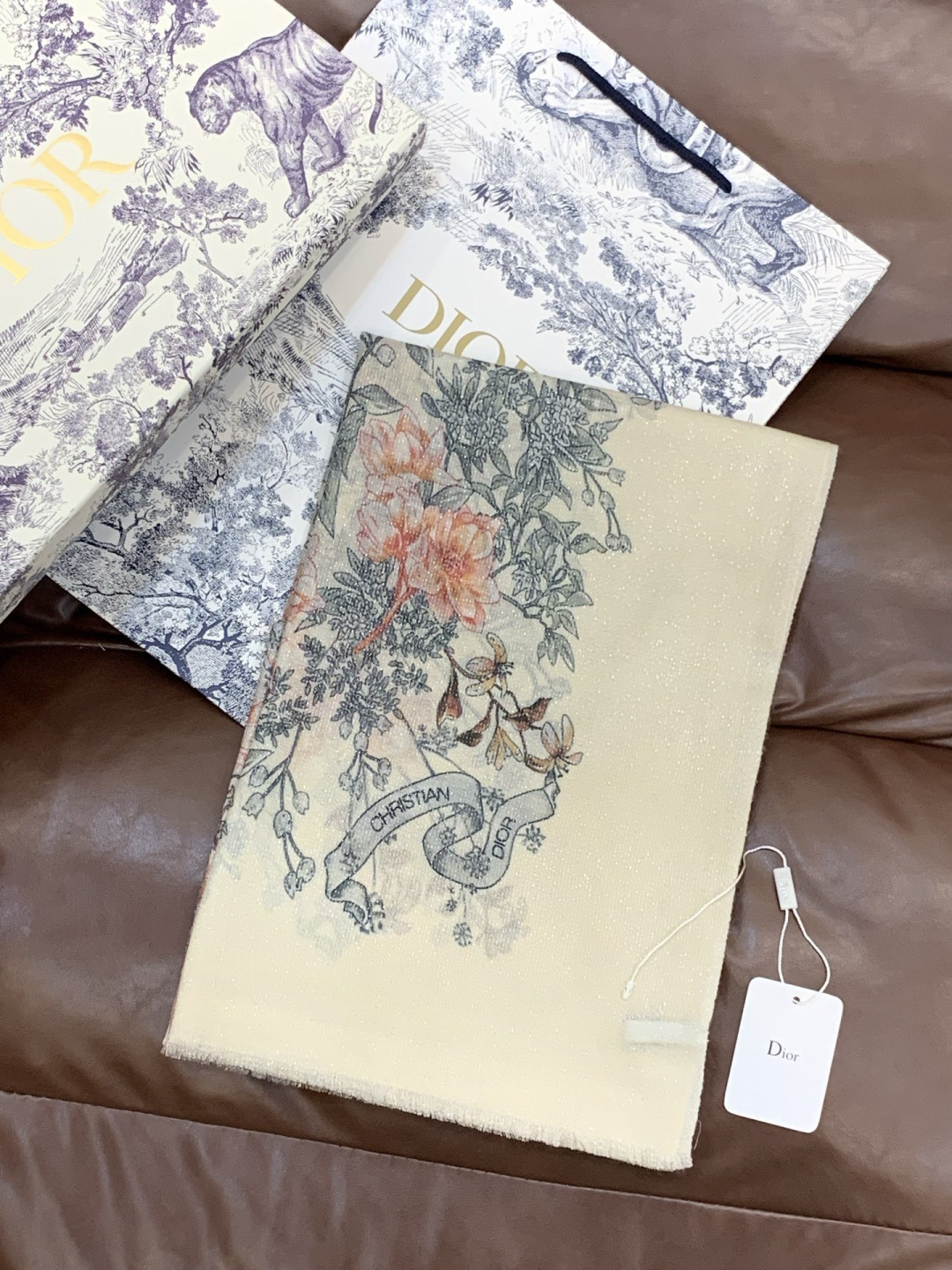 💟CHANEL香奈儿经典元素设计优雅大方，绕在颈间超级完美💋💋简直人间的尤物😍 专柜品质[玫瑰]长巾10