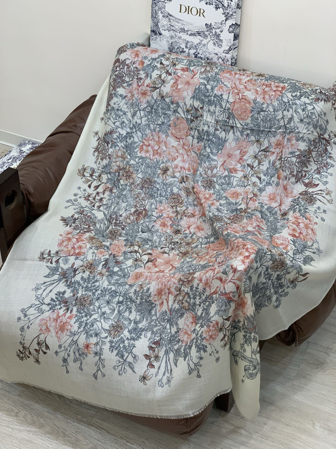 💟CHANEL香奈儿经典元素设计优雅大方，绕在颈间超级完美💋💋简直人间的尤物😍 专柜品质[玫瑰]长巾10