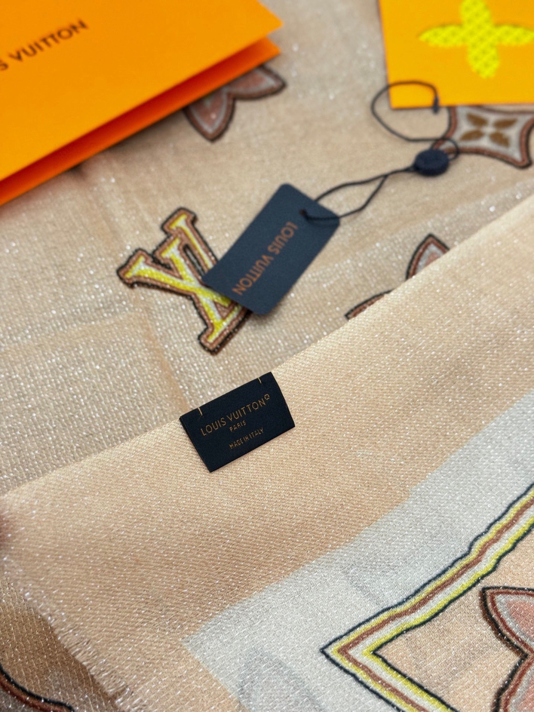 会发光发亮的围巾and Away 系列，致意路易威登的旅行传承。描绘 Monogram 载着路易威登手袋