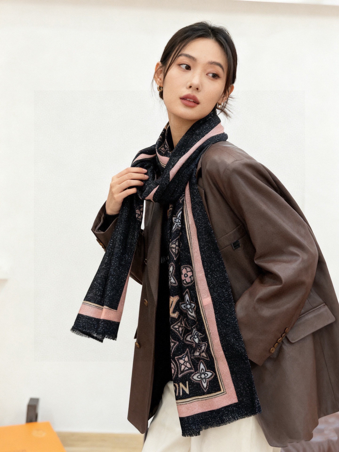 会发光发亮的围巾and Away 系列，致意路易威登的旅行传承。描绘 Monogram 载着路易威登手袋