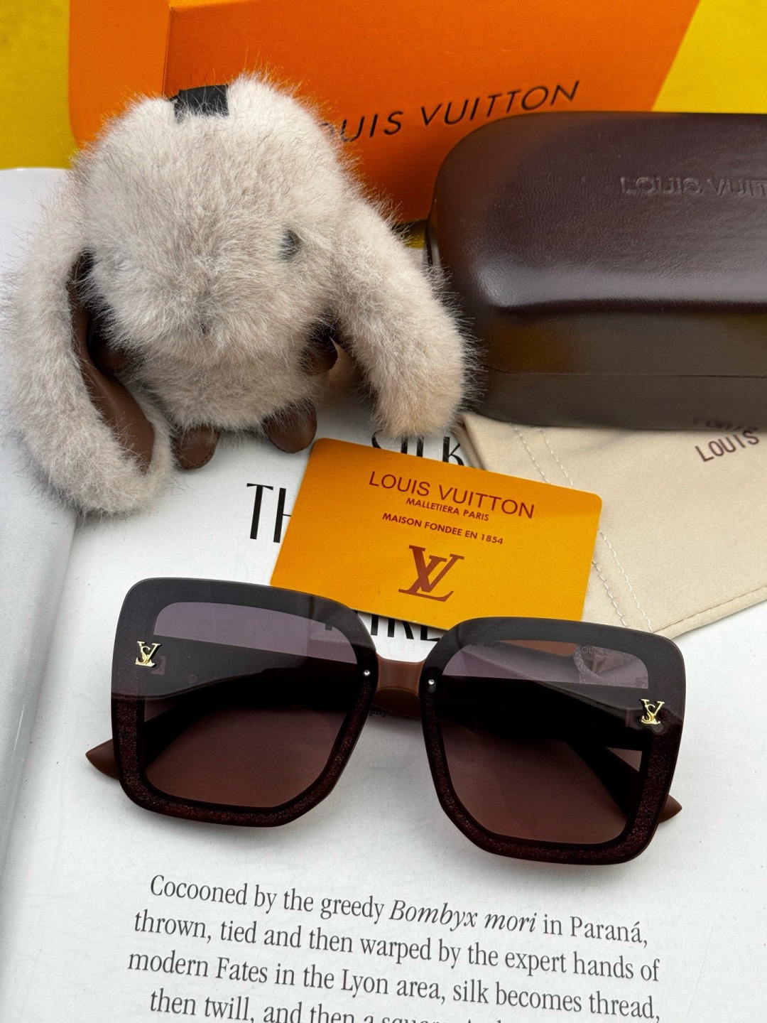 LV 2025年开春新款 潮流爆款 时尚方框太阳镜 高品质 佩戴舒适 网红潮款墨镜 型号L2990