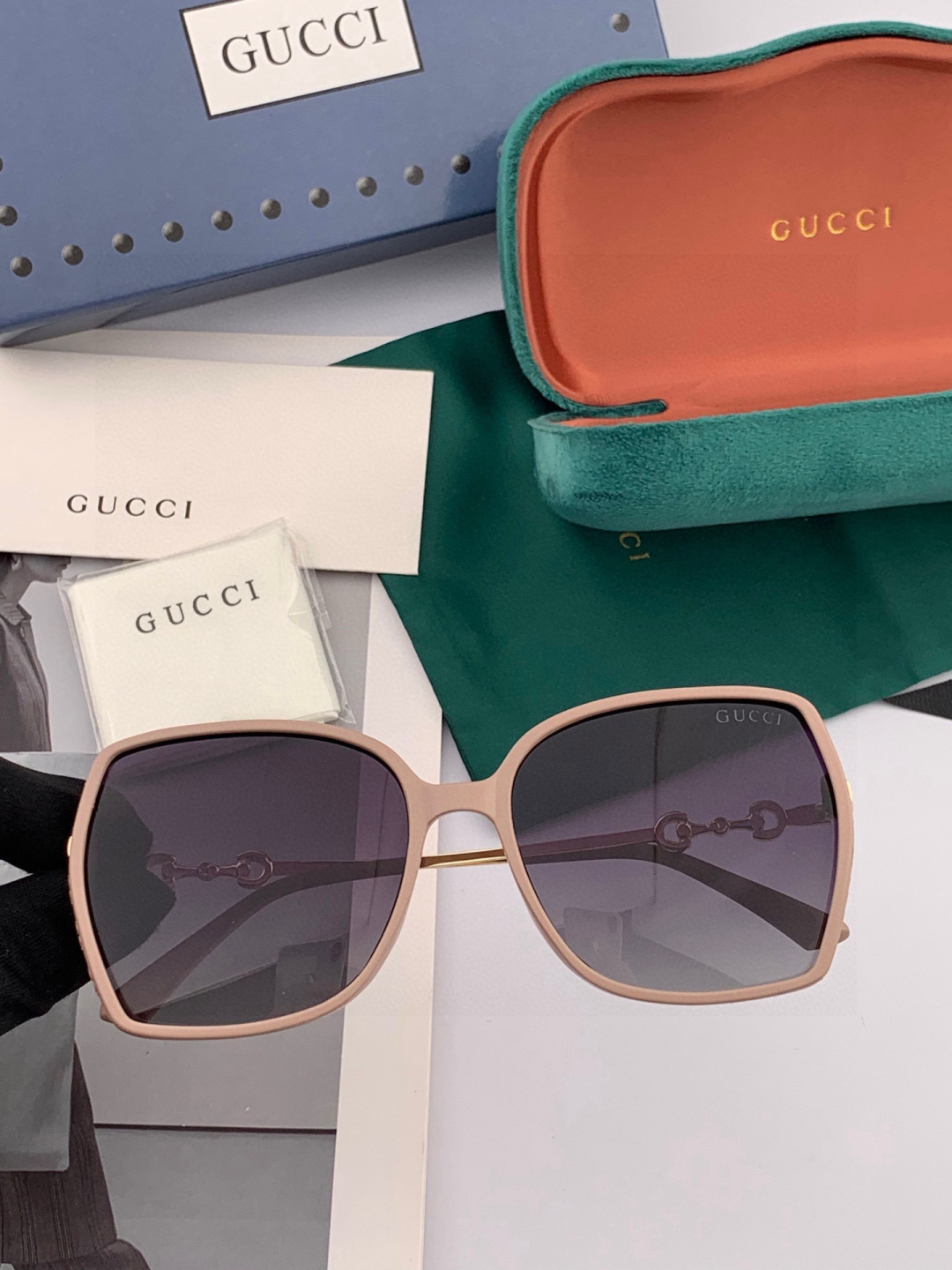 Gucci墨镜2025新款 🔥 方框设计再优雅的同时还能在视觉上修饰脸型，敲显脸小，不挑脸型 复古的马衔