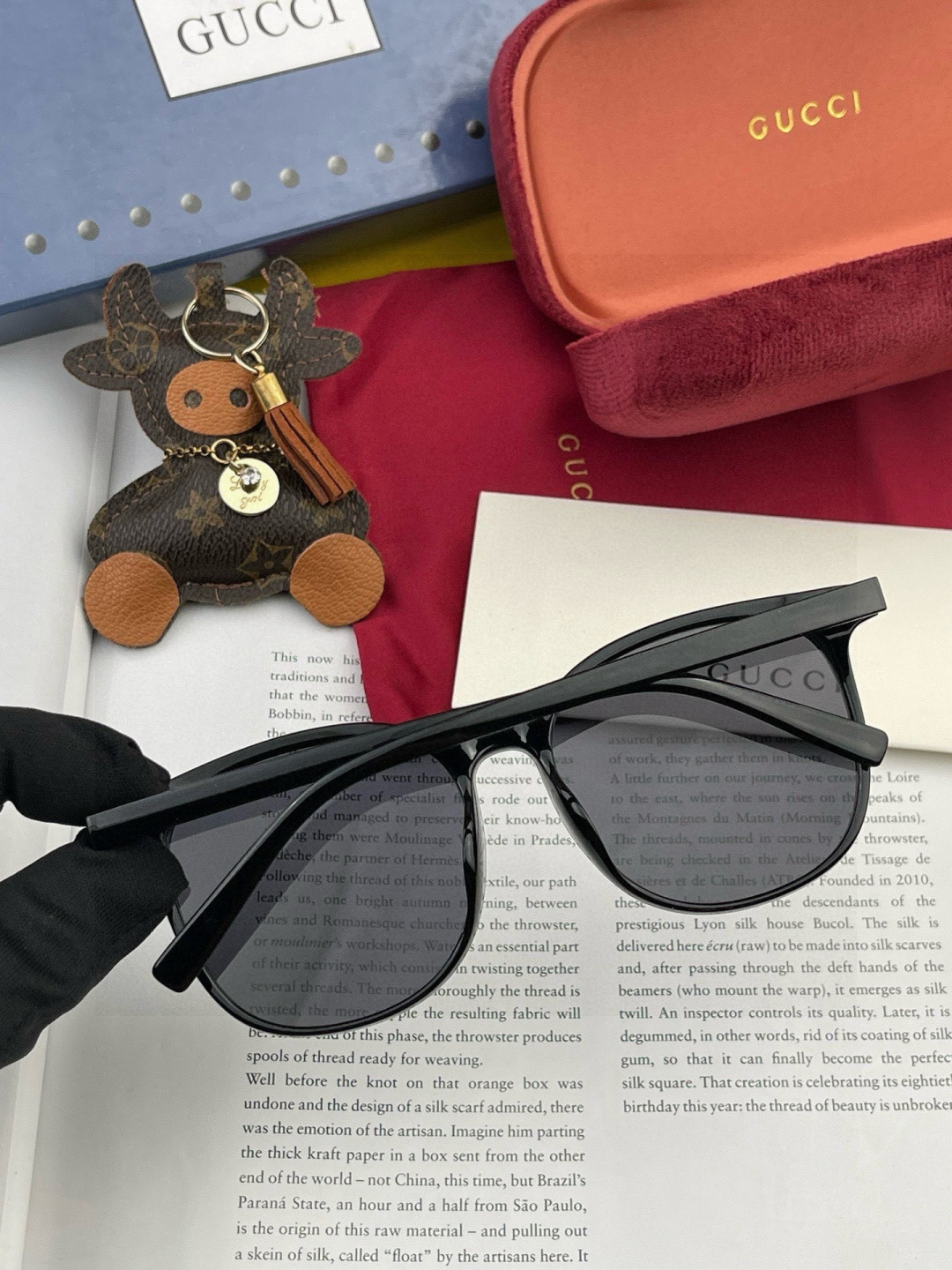 Gucci墨镜2025新款 🔥 方框设计再优雅的同时还能在视觉上修饰脸型，敲显脸小，不挑脸型 复古的马衔