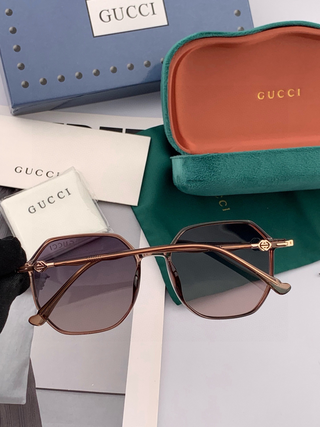 Gucci 经典的方框设计，不挑脸型，无论搭配大衣还是连衣裙都非常显气质尼龙偏光镜片预防紫外线 型号：G