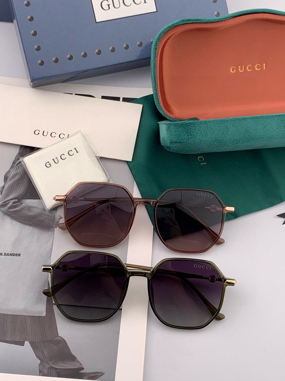 Gucci 经典的方框设计，不挑脸型，无论搭配大衣还是连衣裙都非常显气质尼龙偏光镜片预防紫外线 型号：G