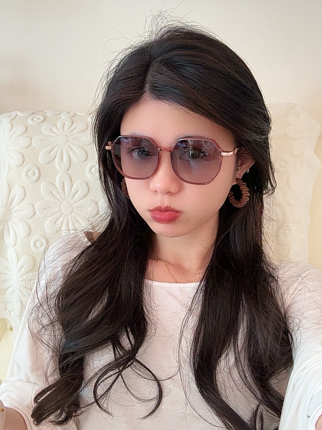 Gucci 经典的方框设计，不挑脸型，无论搭配大衣还是连衣裙都非常显气质尼龙偏光镜片预防紫外线 型号：G