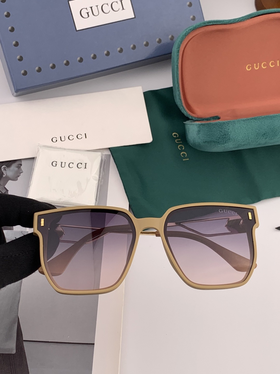 Gucci 经典的方框设计，不挑脸型，无论搭配大衣还是连衣裙都非常显气质尼龙偏光镜片预防紫外线 型号：G