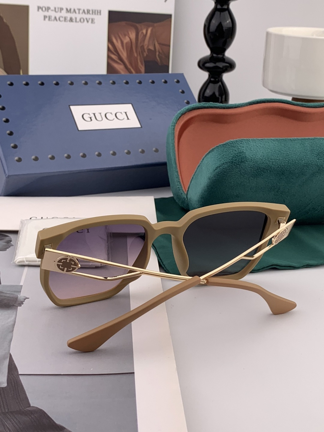 Gucci 经典的方框设计，不挑脸型，无论搭配大衣还是连衣裙都非常显气质尼龙偏光镜片预防紫外线 型号：G