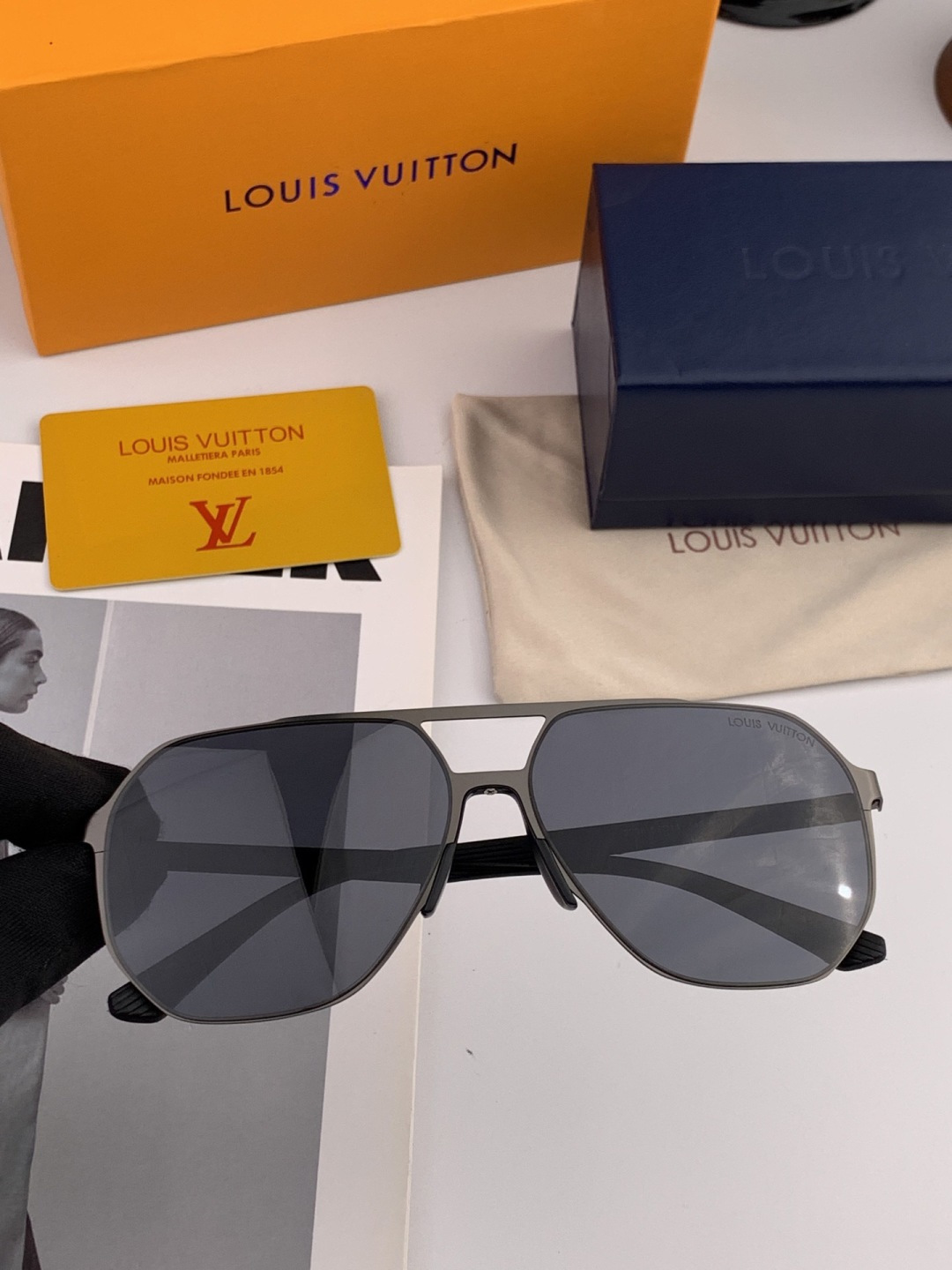 LV 男款炫彩飞行员偏光太阳镜 ❤️材质：高清尼龙加厚卡槽高清偏光镜片 🌹无边框镜架💕颜👍型号：L622