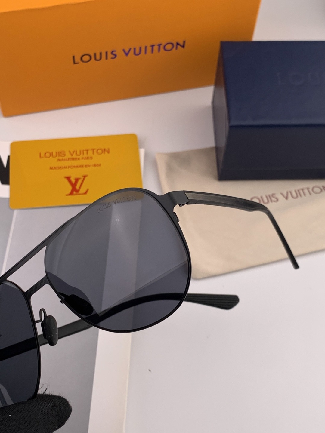 LV 男款炫彩飞行员偏光太阳镜 ❤️材质：高清尼龙加厚卡槽高清偏光镜片 🌹无边框镜架💕颜👍型号：L522