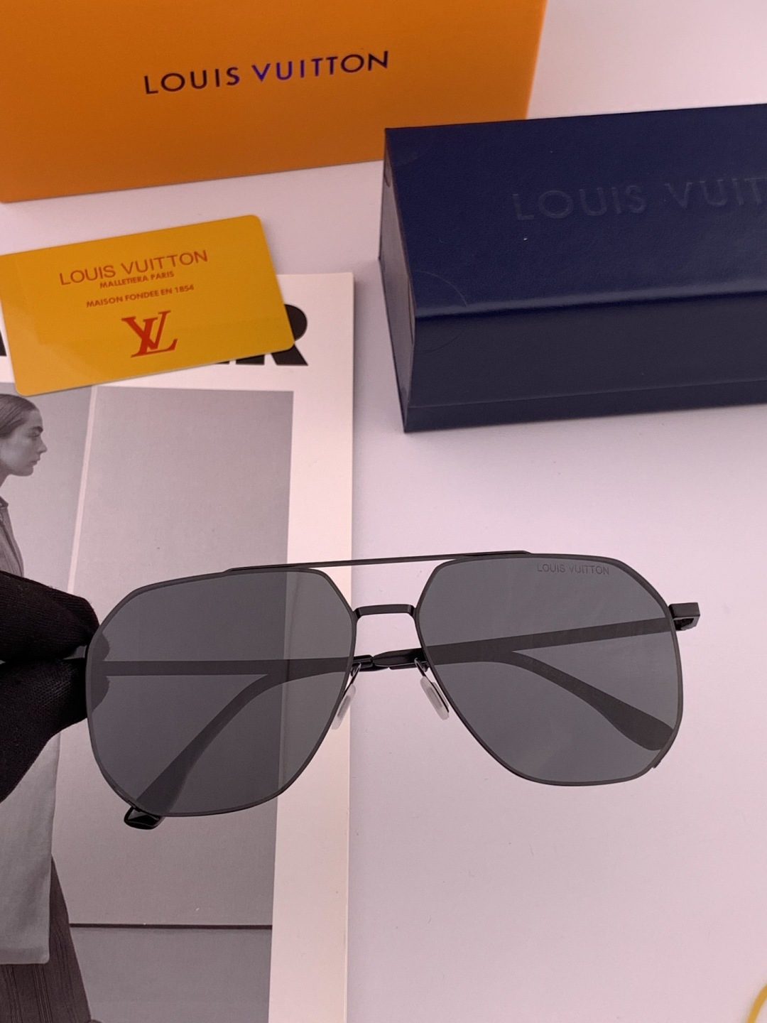 LV 男款炫彩飞行员偏光太阳镜 ❤️材质：高清尼龙加厚卡槽高清偏光镜片 🌹无边框镜架💕颜👍型号：L089