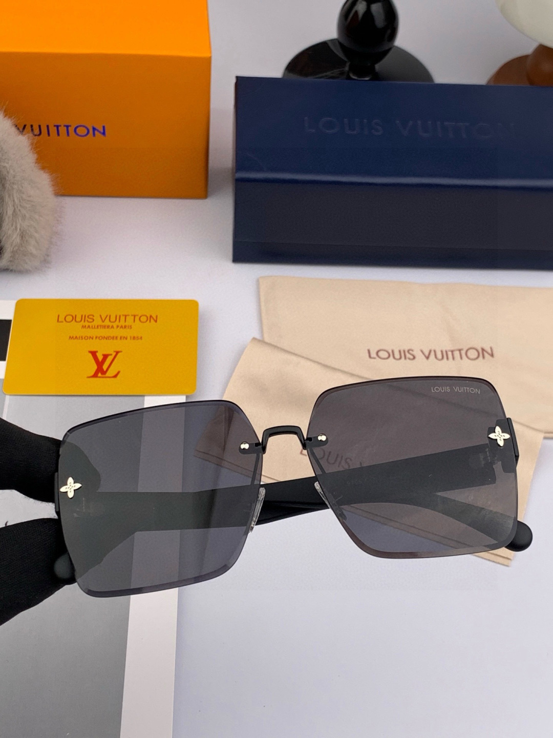 lv大框太阳镜墨镜经典的方框设计，不挑脸型，无论搭配大衣还是连衣裙都非常显气质预防紫外线 型号：L597