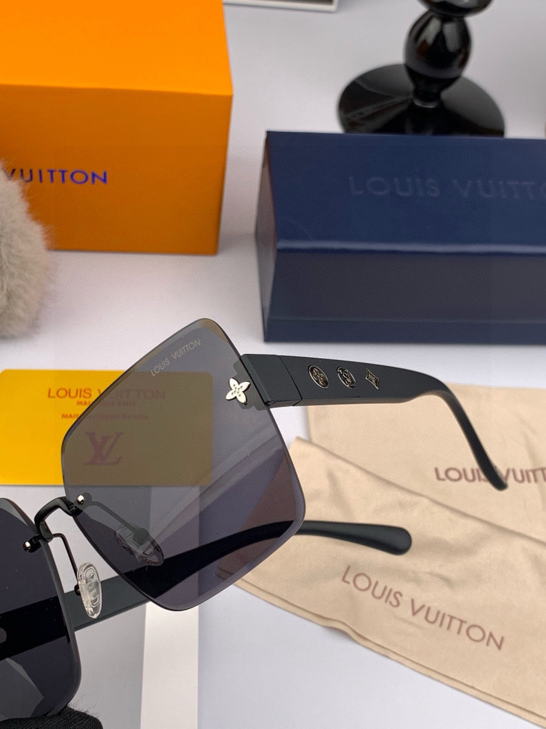 lv大框太阳镜墨镜经典的方框设计，不挑脸型，无论搭配大衣还是连衣裙都非常显气质预防紫外线 型号：L597