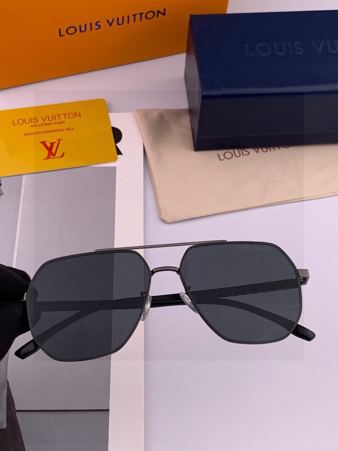 LV 男款炫彩飞行员偏光太阳镜 ❤️材质：高清尼龙加厚卡槽高清偏光镜片 🌹无边框镜架💕颜👍型号：L889