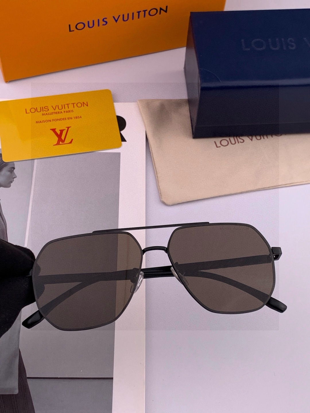 LV 男款炫彩飞行员偏光太阳镜 ❤️材质：高清尼龙加厚卡槽高清偏光镜片 🌹无边框镜架💕颜👍型号：L889
