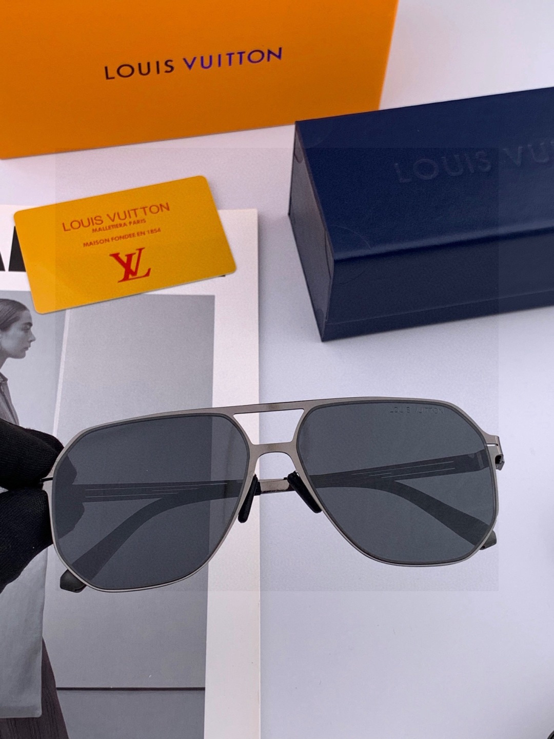 ♦️LV 2025新款男女情侣款太阳镜多边形墨镜iP电镀永不褪色 超轻超有弹性整幅眼镜无螺丝重要的是压不