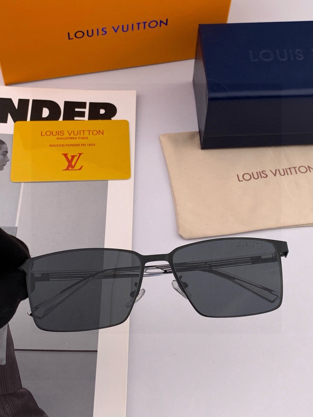 LV 男款炫彩飞行员偏光太阳镜 ❤️材质：高清尼龙加厚卡槽高清偏光镜片 🌹无边框镜架💕颜👍型号：L389