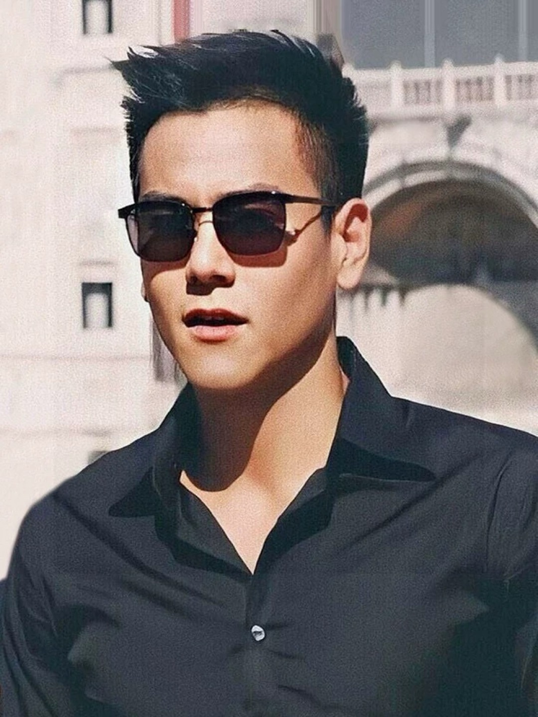 LV 男款炫彩飞行员偏光太阳镜 ❤️材质：高清尼龙加厚卡槽高清偏光镜片 🌹无边框镜架💕颜👍型号：L389