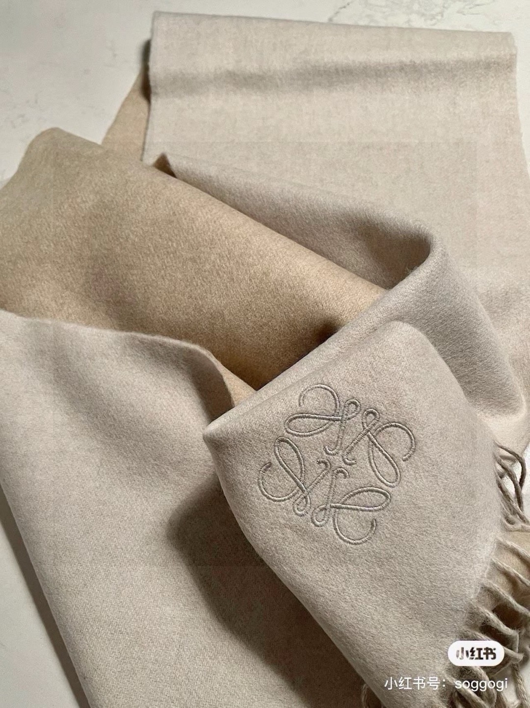 没见过吧，很少有人在柜里见过这条围巾😳当时发售的时候内地给的就特别少，原版是客户在日本中古店买到的❗所以