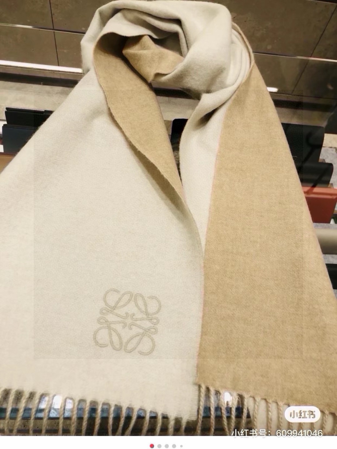 没见过吧，很少有人在柜里见过这条围巾😳当时发售的时候内地给的就特别少，原版是客户在日本中古店买到的❗所以
