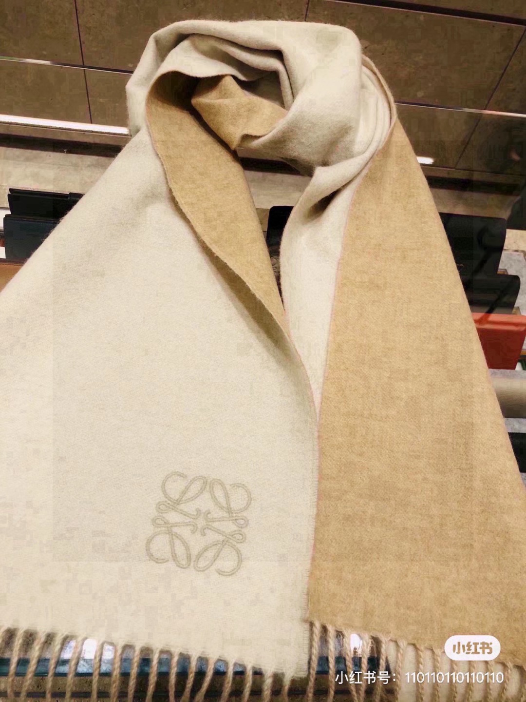 没见过吧，很少有人在柜里见过这条围巾😳当时发售的时候内地给的就特别少，原版是客户在日本中古店买到的❗所以