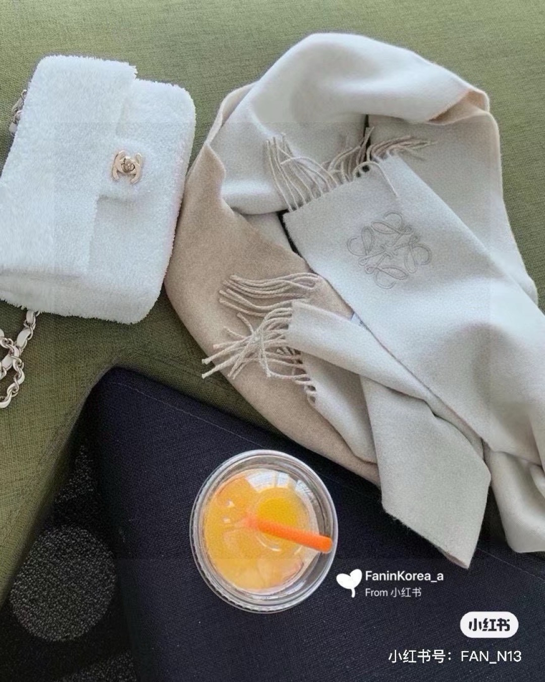 没见过吧，很少有人在柜里见过这条围巾😳当时发售的时候内地给的就特别少，原版是客户在日本中古店买到的❗所以